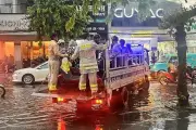 CSGT TPHCM dùng xe đặc chủng đưa người dân qua điểm ngập sâu