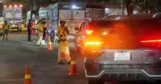 CSGT TP.HCM xuyên đêm kiểm tra nồng độ cồn, ma túy tại chợ Bình Điền