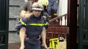 Cứu sống 4 người mắc kẹt trong đám cháy tại khu tập thể Cục Đối ngoại