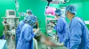 Cứu sống bé 11 tháng tuổi nuốt bông tai sắc nhọn vào thực quản