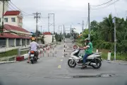 Cầu Tân Nhựt bị phong tỏa: Người dân phải đi vòng 8km mỗi lượt