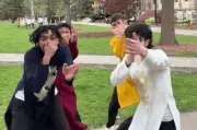 Du học sinh Việt cùng bạn Mỹ nhảy trend TikTok gây bão mạng