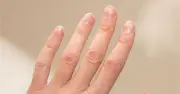 Dấu hiệu thiếu sắt trên móng tay: Bác sĩ kêu gọi đi khám ngay