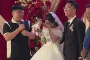 Em trai khóc nấc, chúc chị gái 'sống lâu trăm tuổi' trong đám cưới