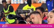 Emiliano Martinez 'tác nghiệp' bên đường biên, gây sốt mạng xã hội