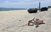 Gạch vỡ, bê tông lẫn trong cát bãi biển Hội An, chính quyền lên tiếng