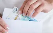 Gen Z rộ mốt 'Cash Stuffing': Nhét tiền vào phong bì để quản lý chi tiêu