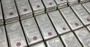 Giá bạc rơi không thấy đáy, người dân đổ xô đi mua lô gan 65 triệu đồng/kg