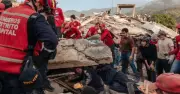 Giải cứu kỳ diệu hai trẻ em dưới đống đổ nát động đất Venezuela