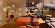 Giới trẻ đua nhau mua ảnh phông bạt hạng sang: Omakase, Park Hyatt, khoang thương gia chỉ 10k/tấm