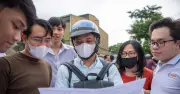 Giáo viên toán dùng đôi mắt để soát bài cho học trò