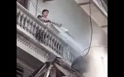 Hà Nội: Công an vào cuộc vụ hàng xóm dùng vòi phun nước tấn công thợ xây nhà liền kề