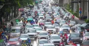 Hà Nội đón 'mưa vàng' giờ cao điểm, nhiều tuyến phố ùn tắc kéo dài