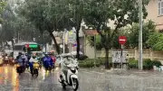 Hà Nội sắp đón mưa dông, nguy cơ ngập úng và lốc xoáy