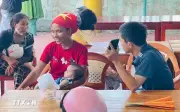 Hỗ trợ 3 mẹ con đi bộ xuyên Việt giữa trời nắng gắt trở về nhà