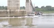 Hai tàu hàng đứt neo trôi trên sông va vào trụ cầu ở Phú Thọ