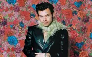 Harry Styles bị sặc nước, ngã gục trên sân khấu Wembley