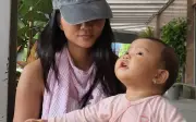 H'Hen Niê cùng con gái chạy bộ 5km, biểu cảm đáng yêu gây sốt