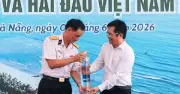 Hải quân trao tặng mẫu nước biển Hoàng Sa và sắc bằng triều Nguyễn cho Nhà trưng bày Hoàng Sa
