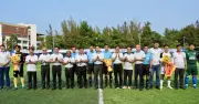 HLV Kim Sang-sik trao cúp mang tên mình cho sinh viên Việt tại Hàn