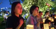 Hàng nghìn người thắp nến tưởng niệm nạn nhân COVID-19 tại Tượng đài Giọt Nước