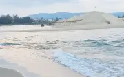 Hàng trăm tàu cá mắc cạn vì cửa biển Lý Hòa bị bồi lấp nghiêm trọng