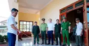 Hành động bất ngờ của người đàn ông khi phát hiện kỳ đà 5kg trong vườn
