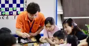 Hoạt động hè miễn phí ở TP.HCM: Trẻ hào hứng học cờ vua, phụ huynh mừng vì đỡ tốn tiền