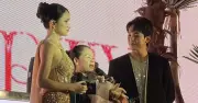 Á hậu Hương Giang xúc động nghẹn ngào khi thấy fan vây kín sân bay chào đón