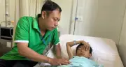 Đội bỏ trước cổng trường, bé trai 7 tuổi gặp nạn, nguy cơ mang di chứng cả đời