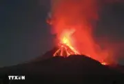 Indonesia đóng cửa sân bay do núi lửa phun trào
