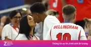 Jude Bellingham hôn bạn gái sau chiến thắng 4-2 của tuyển Anh trước Croatia
