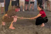 Khách Tây 'toát mồ hôi' khi thi đẩy gậy với cô gái dân tộc Thái ở Mộc Châu