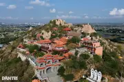 Khám phá ngọn núi độc lạ có ba công trình tâm linh ở Khánh Hòa