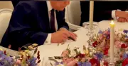 Khoảnh khắc đáng nhớ khi ông Trump ký duyệt thỏa thuận Mỹ-Iran