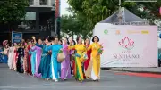 Lễ hội Sen Hà Nội: Hơn 2.000 người diễu hành 'Sen xuống phố', xác lập hai kỷ lục