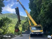 Lâm Đồng: Tai nạn liên hoàn trên đèo Bảo Lộc, 2 ô tô lao xuống vực
