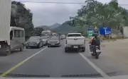 Lạng Sơn: Tài xế ô tô 'đi kiểu khôn lỏi' vượt ẩu trên Quốc lộ 1 bị xử phạt