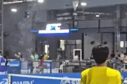 Mở chưa đầy 1 tháng, sân pickleball TP.HCM hóa 'thác nước' vì mưa lớn