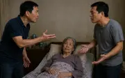 Mẹ già buốt lòng khi nghe các con nói 'hết sạch tiền tiết kiệm cứu con'