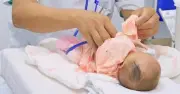 Mở lồng ngực thất, tìm cá đại phẫu ngạt thở cứu bé sinh non nặng 900g