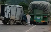 Đâm vào xe đầu kéo đỗ bên đường, hai vợ chồng thương vong