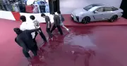 Mưa lớn khiến thảm đỏ ngập nước, nhiều nghệ sĩ suýt trượt ngã