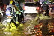 Mưa lớn đúng giờ tan tầm, nhiều tuyến đường ở TP.HCM ngập cục bộ