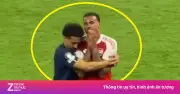 Marquinhos an ủi Gabriel sau cú đá hỏng luân lưu ở chung kết Champions League