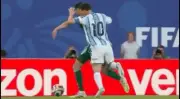 Messi thoát thẻ đỏ gây tranh cãi ở trận Argentina vs Algeria