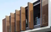 Mẹo chống nóng và đón gió cho ban công bằng hệ thống lam hiện đại