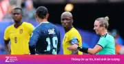 Màu áo trọng tài gây nhầm lẫn trong trận Ecuador vs Đức