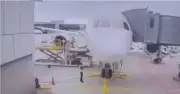 Máy bay Boeing 787 bất ngờ sập càng đáp trước khi cất cánh