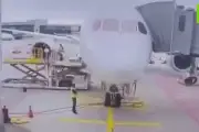 Máy bay Boeing 787 của Lufthansa bất ngờ sập càng trước tại Frankfurt